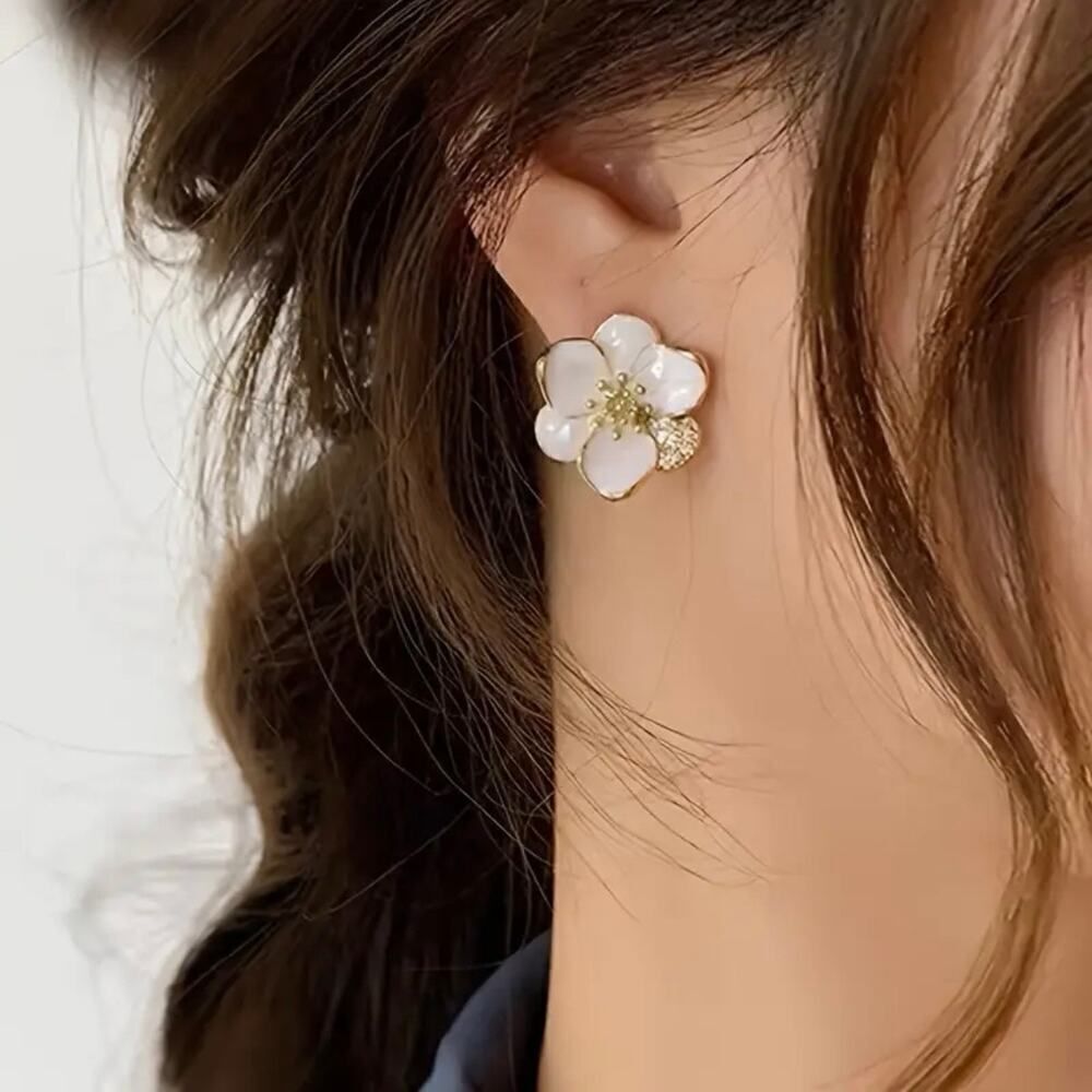 Earrings with leaf and flower design, bunch of cubic zirconia pearls - Picture 2 of 5
